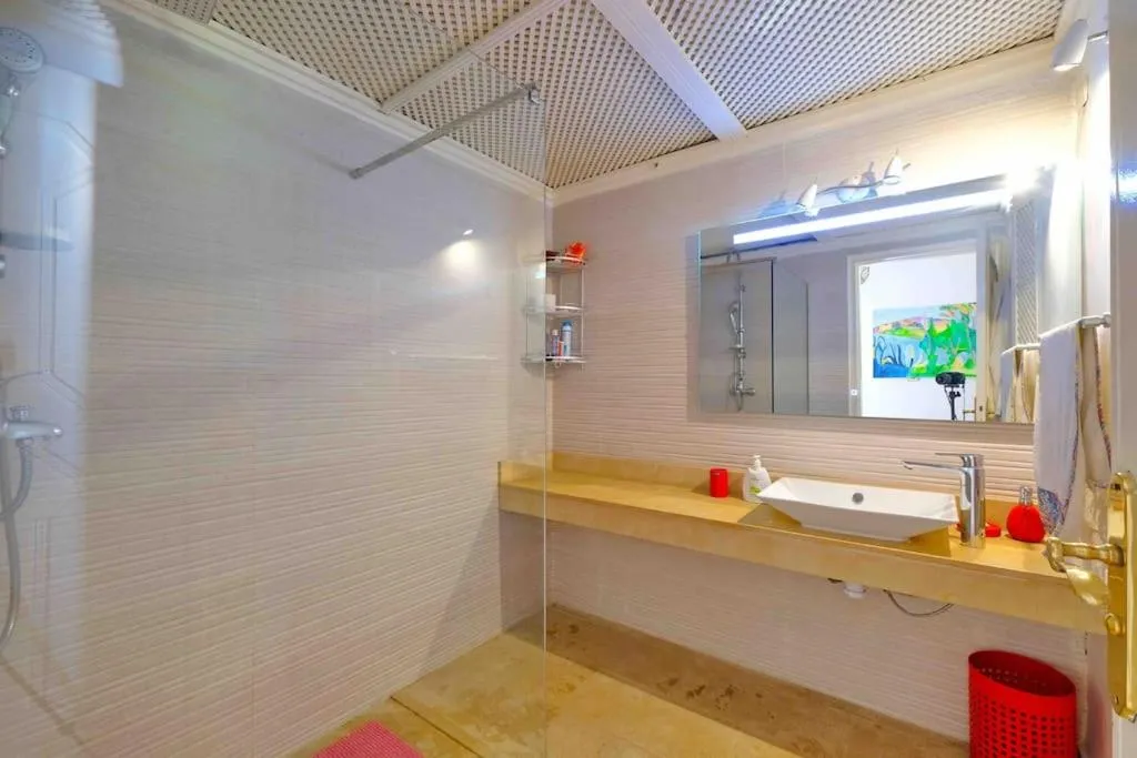 Image 2 of Beautiful 2 bedrooms apartment with private garden and pool access