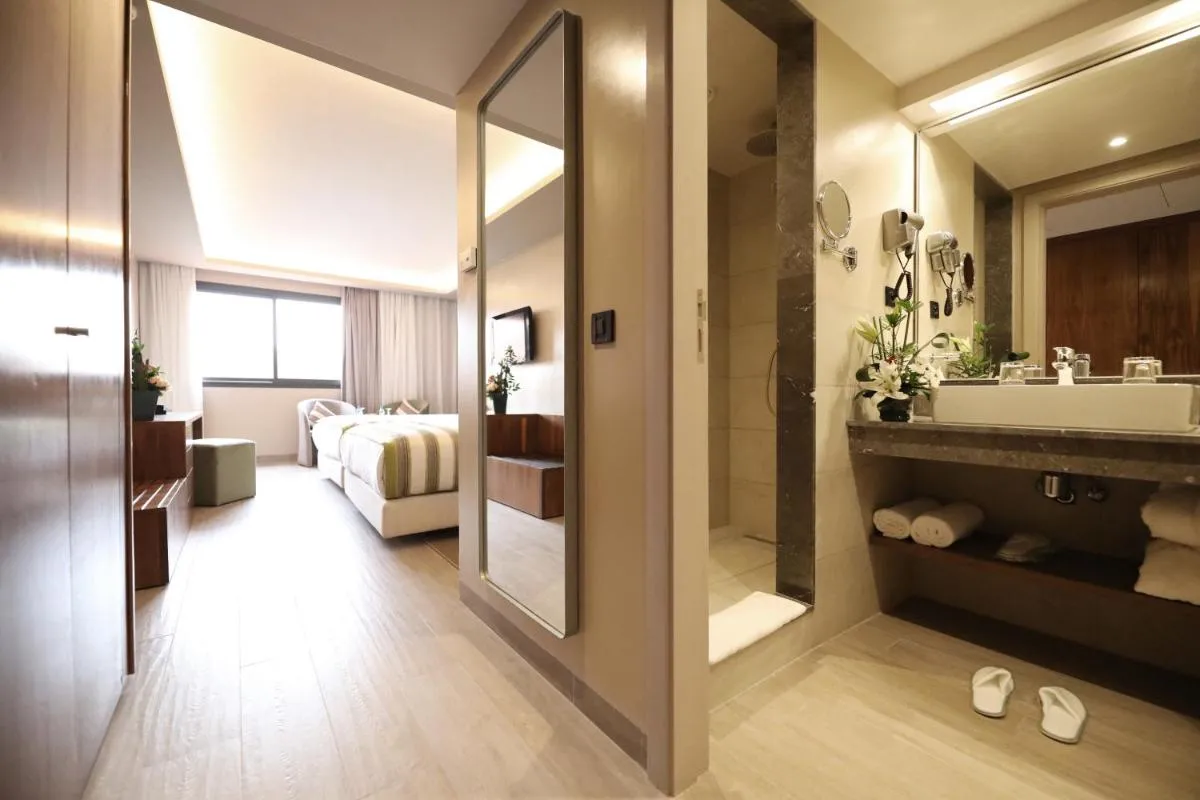 Image 2 of Kenzi Rose Garden