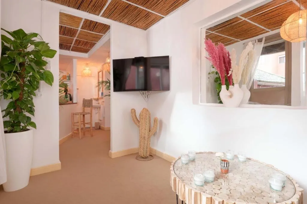 Image 2 of Rooftop centre ville jacuzzi