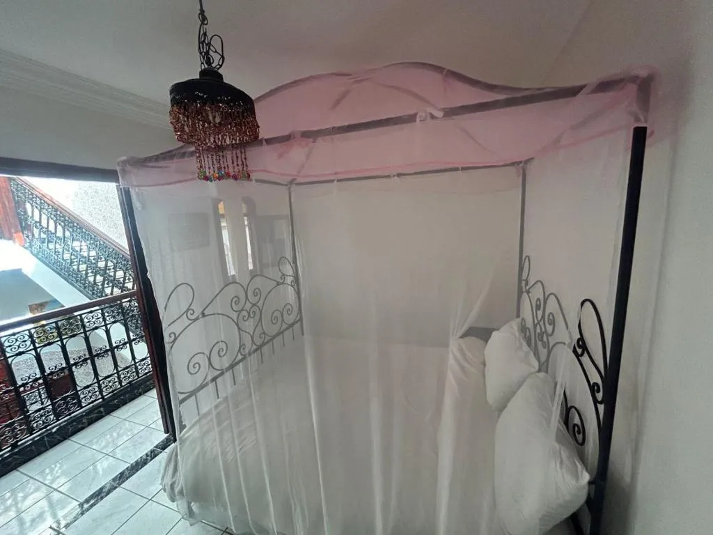 Image of 4 bedroom house with swimming pool