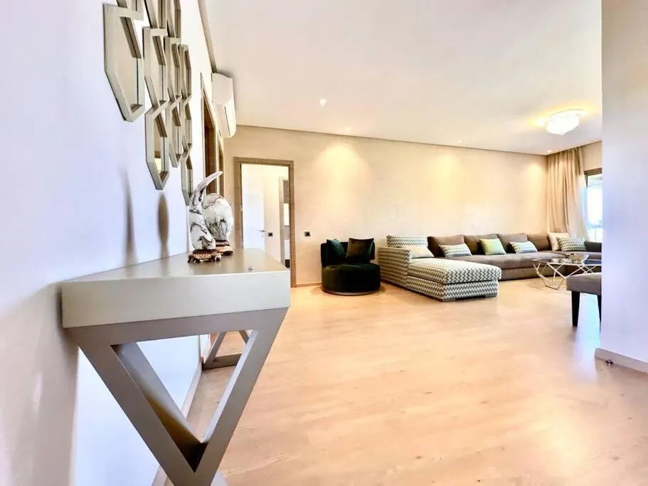 Image of Appartement Spacieux et Moderne avec une Vue sur Montagne et Piscine