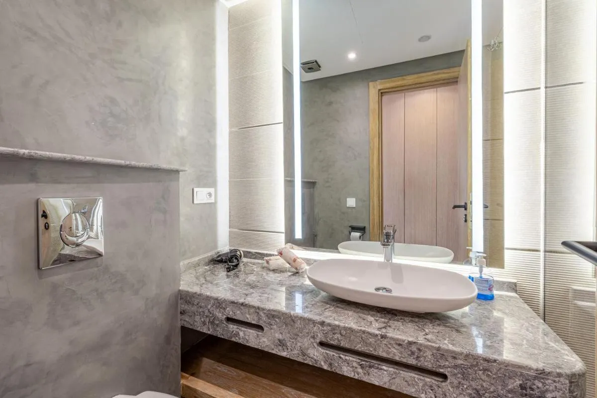 Image 2 of City Center-1 Queen BR with AC, Pool and IPTV- Parking