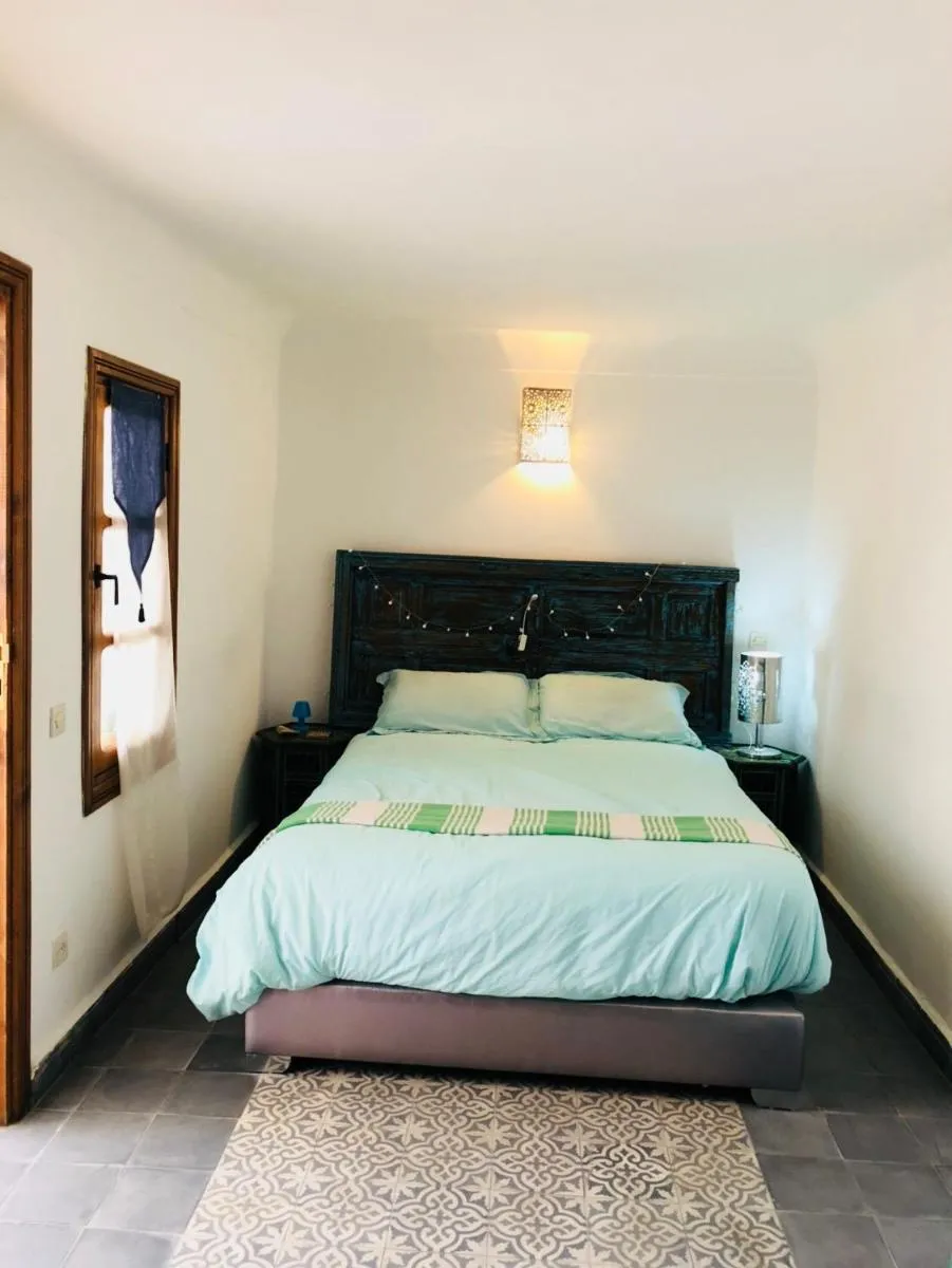 Image 4 of Dar Christine