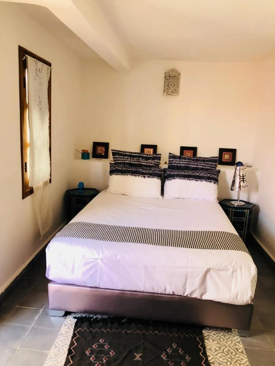 Image 3 of Dar Christine