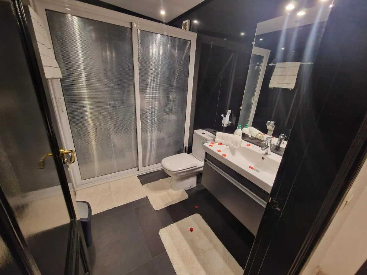 Image 2 of Deluxe apartment in the center of city