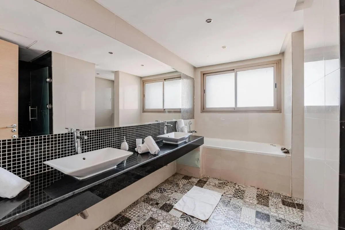 Image 2 of Escape to Luxury: 4 Bedroom Villa on Golf Course