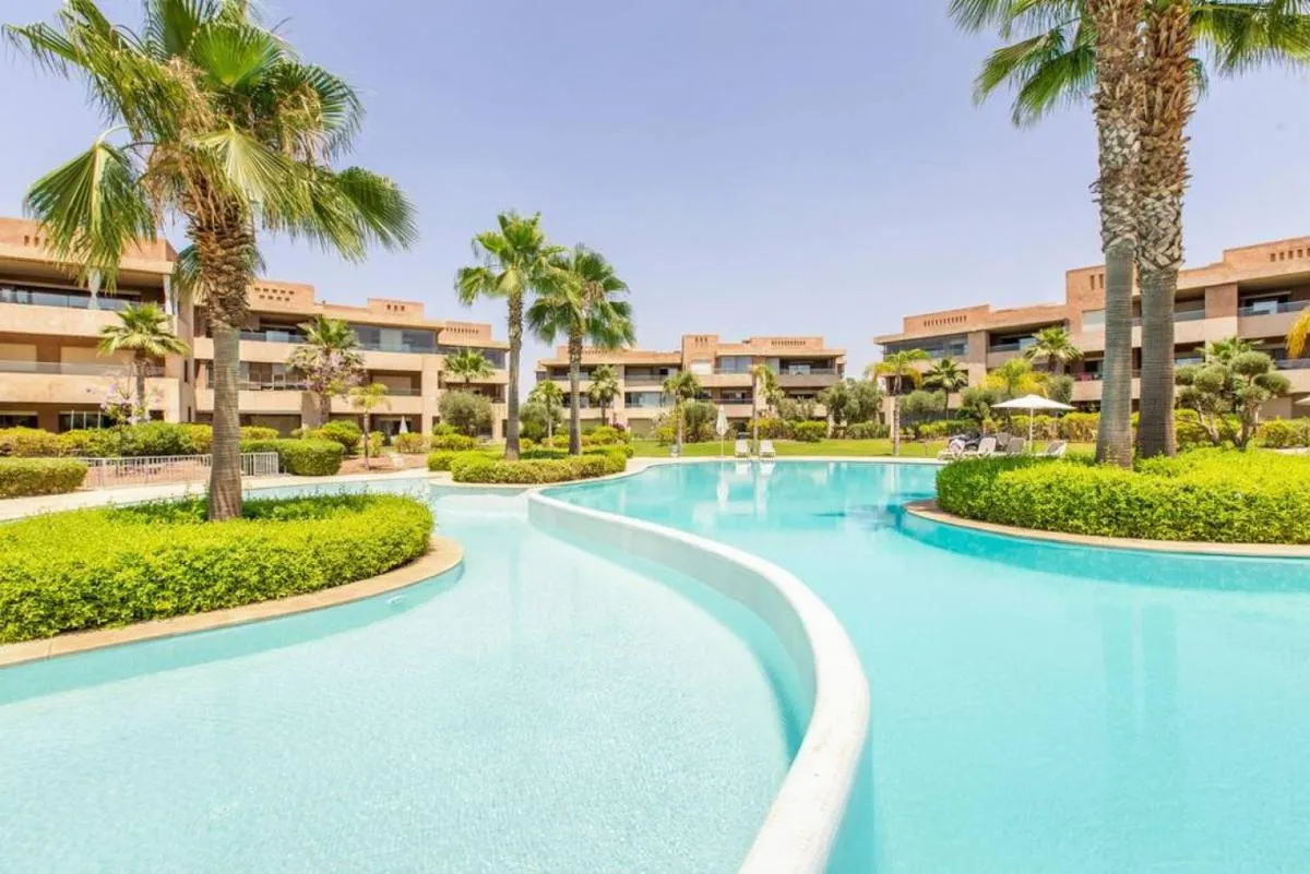 Image 2 of Front de piscine en rez de Jardin a Prestigia