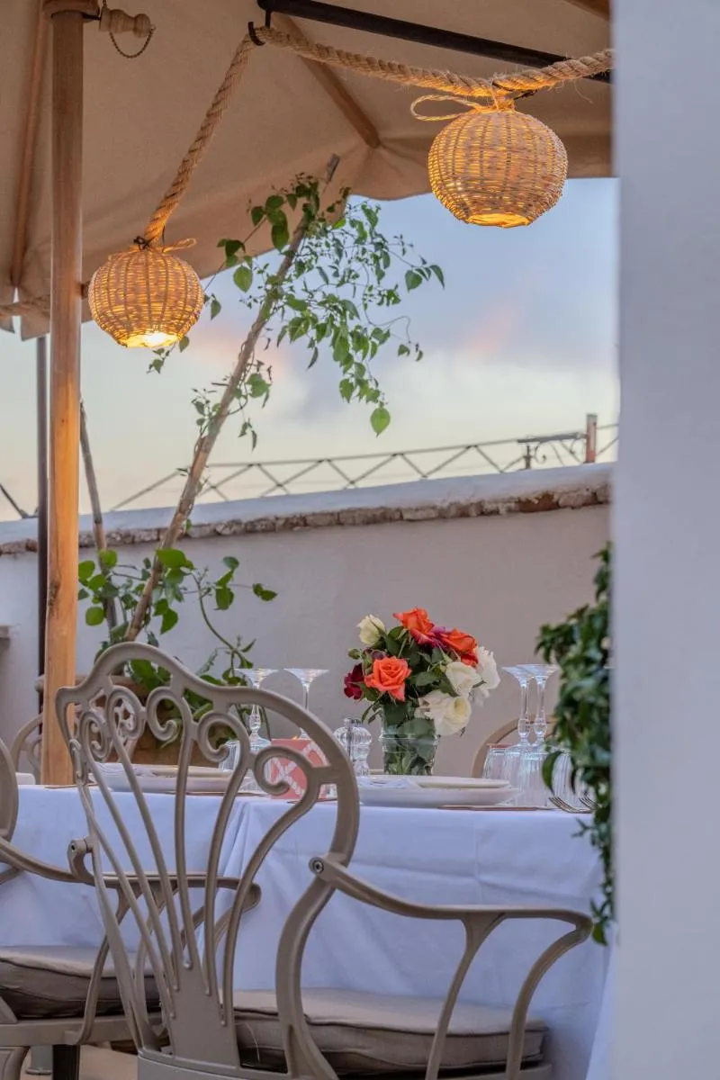 Image 5 of Le Singe Rose