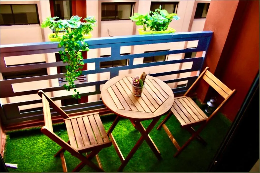 Image of Luxurious KING Bed SUITE W/POOL. Well centered.