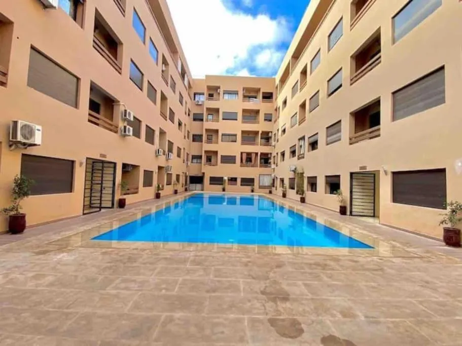 Image 3 of Luxury city center apartment with swimming pool