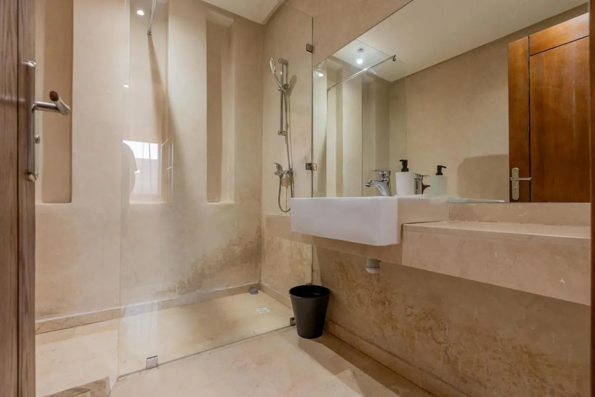 Image 2 of Saphir 46