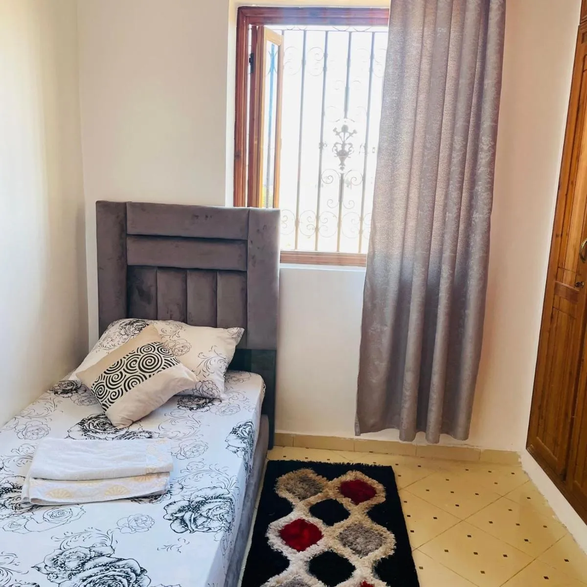 Image 6 of Touche Rouge Chic