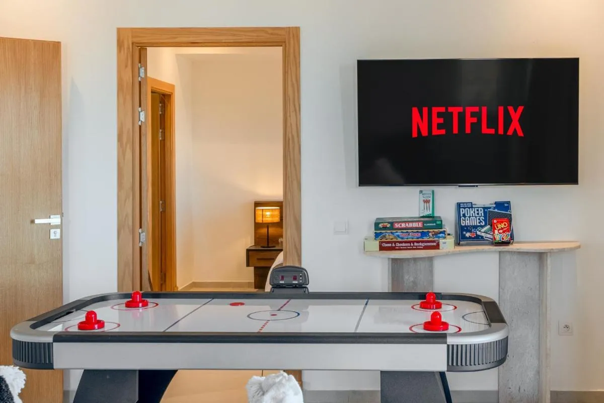 Image 2 of Villa Dar Yas, à 20min du Centre avec Piscine Chauffée, Cuisinière, Chauffeur, Air Hockey, Ping-Pong & Jeux de Société