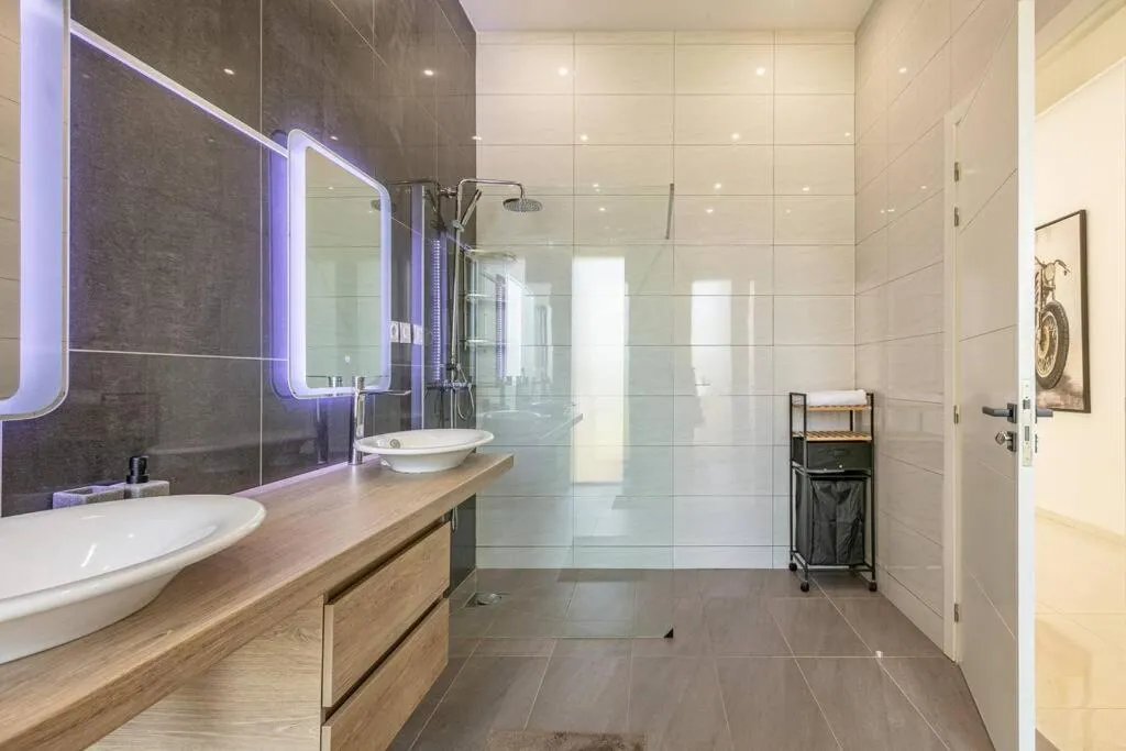 Image 2 of Villa Mima, lux, billard, jeux, cuisinière , piscine Chauffée,