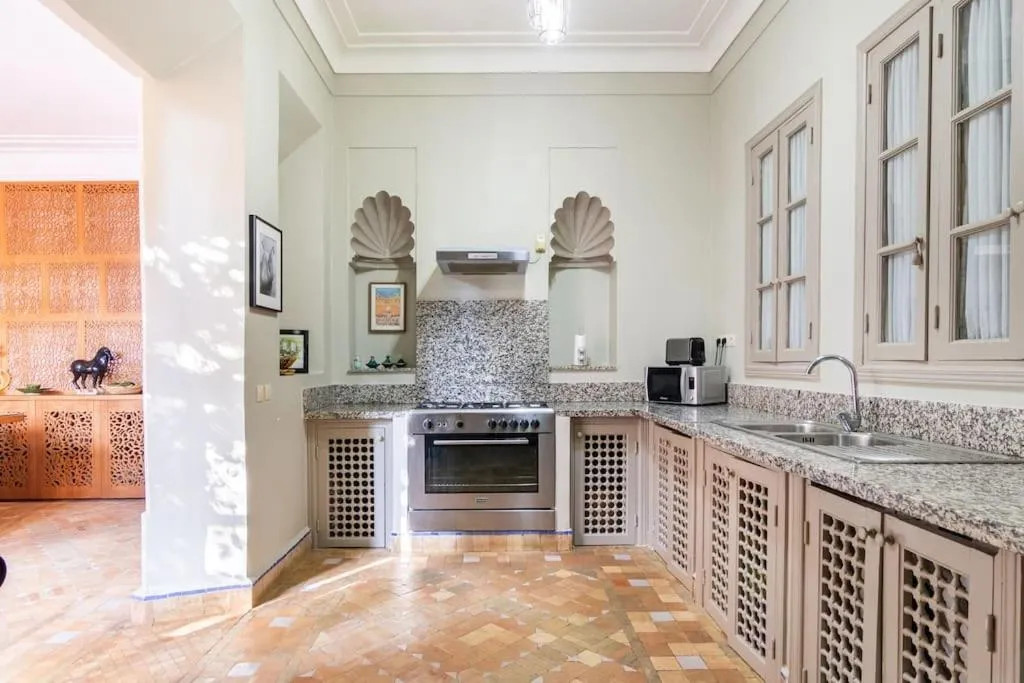 Image 2 of Villa Pauline with private pool & garden, hotel service and no insight.