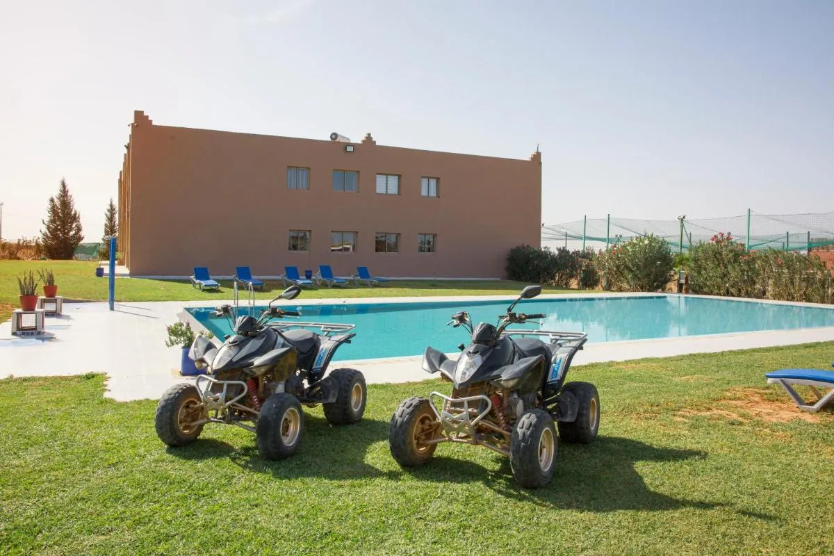 Image 2 of lafamilia